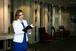 Attorney Denisse Vergara Miller holding a notebook | Solicitud de Asilo